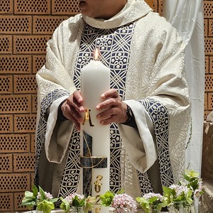 Weihe des Weihwassers mit der Osterkerze durch Pater Kuruvila