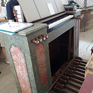 Jois - Pfarrkirche St. Georg / Gottfried Allmer Freistehender Spieltisch.