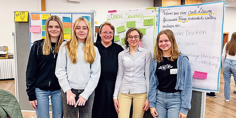 Die Ordens- und Schulhomepage zeigt Sr. Anna mit ihren Schülerinnen.
