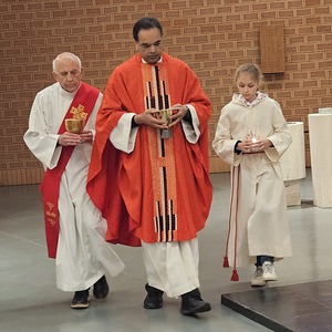 v.l. Ministrant Alexander Hanner, Diakon Dr. Peter Zotti, Pater Kuruvila und Ministrantin Johanna Lang