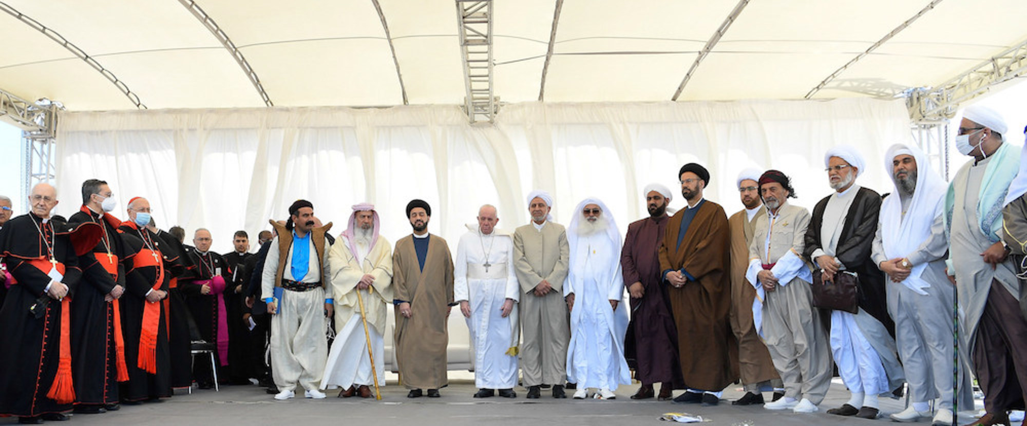 Papst Franziskus bei der Begegnung mit Vertretern unterschiedlicher Religionen während seiner Reise in den Irak am 6. März 2021 in der Ebene von Ur.