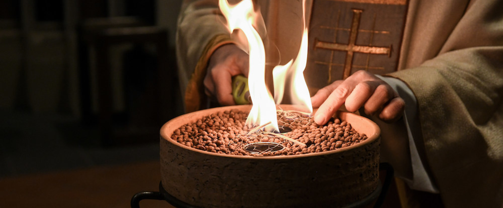 Ein Priester entzündet das Osterfeuer bei der Feier der Osternacht mit Übertragung im Livestream in der menschenleeren Herz-Jesu-Kirche in Koblenz am 11. April 2020.