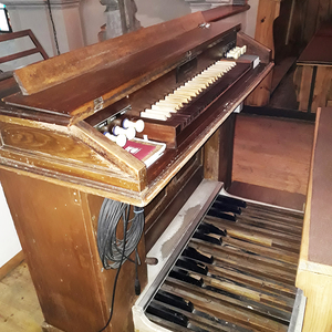 Donnerskirchen - Dorfkirche St. Johannes Nepomuk / Gottfried Allmer Freistehender Spieltisch.