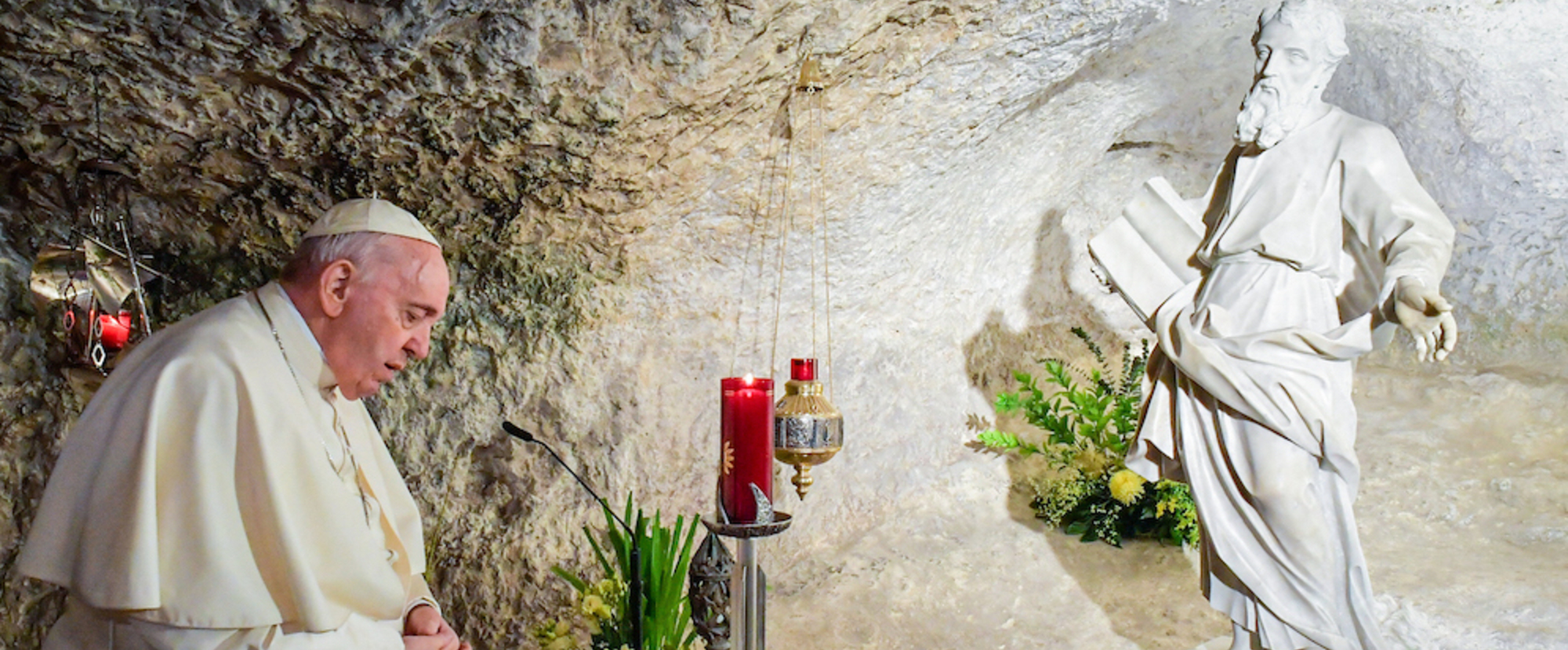 Papst Franziskus betet am 3. April 2022 in der Paulusgrotte in Rabat (Malta).