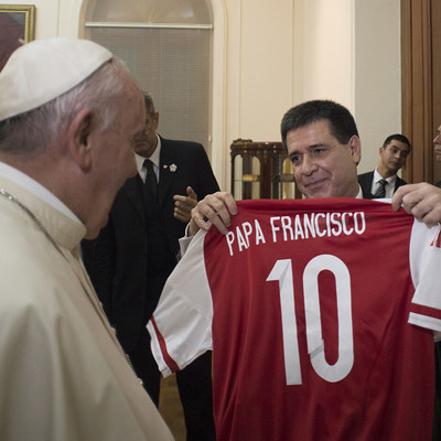 Der paraguayanische Staatpräsident Horacio Cartes schenkt Papst Franziskus ein Fussballtrikot mit seinem Namen am 10. Juli 2015 in Asunción, Paraguay.