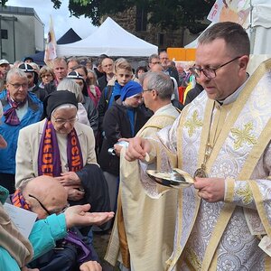 Bischof Hruza bei einem der Gottesdienste mit Familien der Kriegsopfer