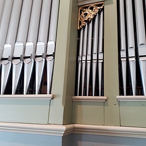 Litzelsdorf - Pfarrkirche St. Leonhard / Gottfried Allmer Prospektdetail (Pfeifen neu).