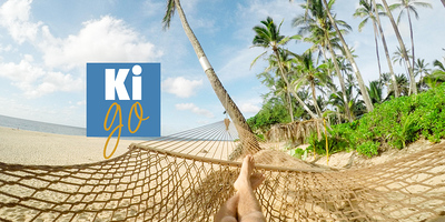 Füsse in einer Hängematte am Palmenstrand.