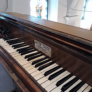 Jabing - Pfarrkirche St. Anna / Gottfried Allmer Spieltisch mit Firmenschild.