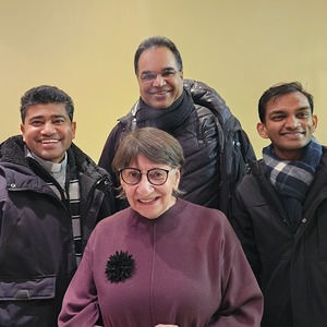 h.v.l.: Pater Rijo, Pater Kuruvila, Pater Dennis, vorne: Pfarrkuratorin Gerti Ankerl