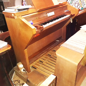 Eisenberg - Filialkirche St. Jakob / Gottfried Allmer Freistehender Spieltisch.