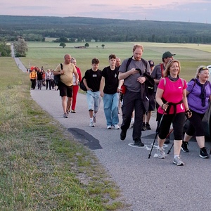 Die Teilnehmer:innen auf dem Weg.