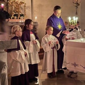 Roratemesse bei Kerzenlicht