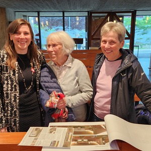 Terese Köhler mit Besuchern