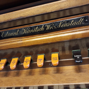 Walbersdorf - Pfarrkirche St. Leonhard / Gottfried Allmer Spieltischdetail mit Firmenschild.