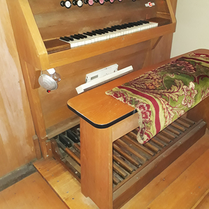 Bocksdorf - Pfarrkirche St. Anna / Gottfried Allmer Seitlicher Spielschrank.