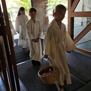 Einzug Erstkommunionkinder
