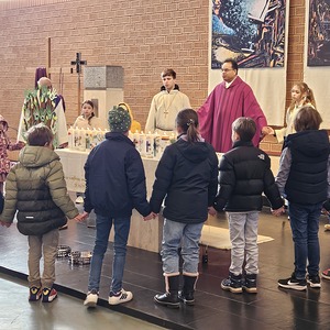 Gemeinsames 'Vater Unser' aller Kinder