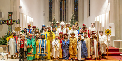 Bischof Ägidius mit den Sternsingern aus vielen verschiedene Pfarren.