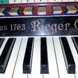Kitzladen - Pfarrkirche St. Jakob / Gottfried Allmer Spieltischdetail mit Opuszahl.